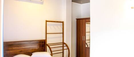 Chambre Triple Ăconomique, 1 lit une place, vue fleuve | Salle de bain | Douche, articles de toilette gratuits, serviettes fournies