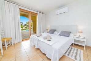 4 soverom, safe på rommet, strykejern/-brett og reiseseng for barn