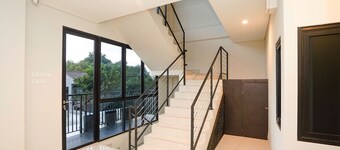 Capital O 449 The Colins