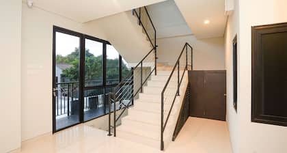 Capital O 449 The Colins