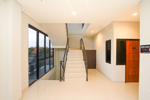 Capital O 449 The Colins