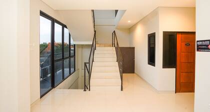 Capital O 449 The Colins