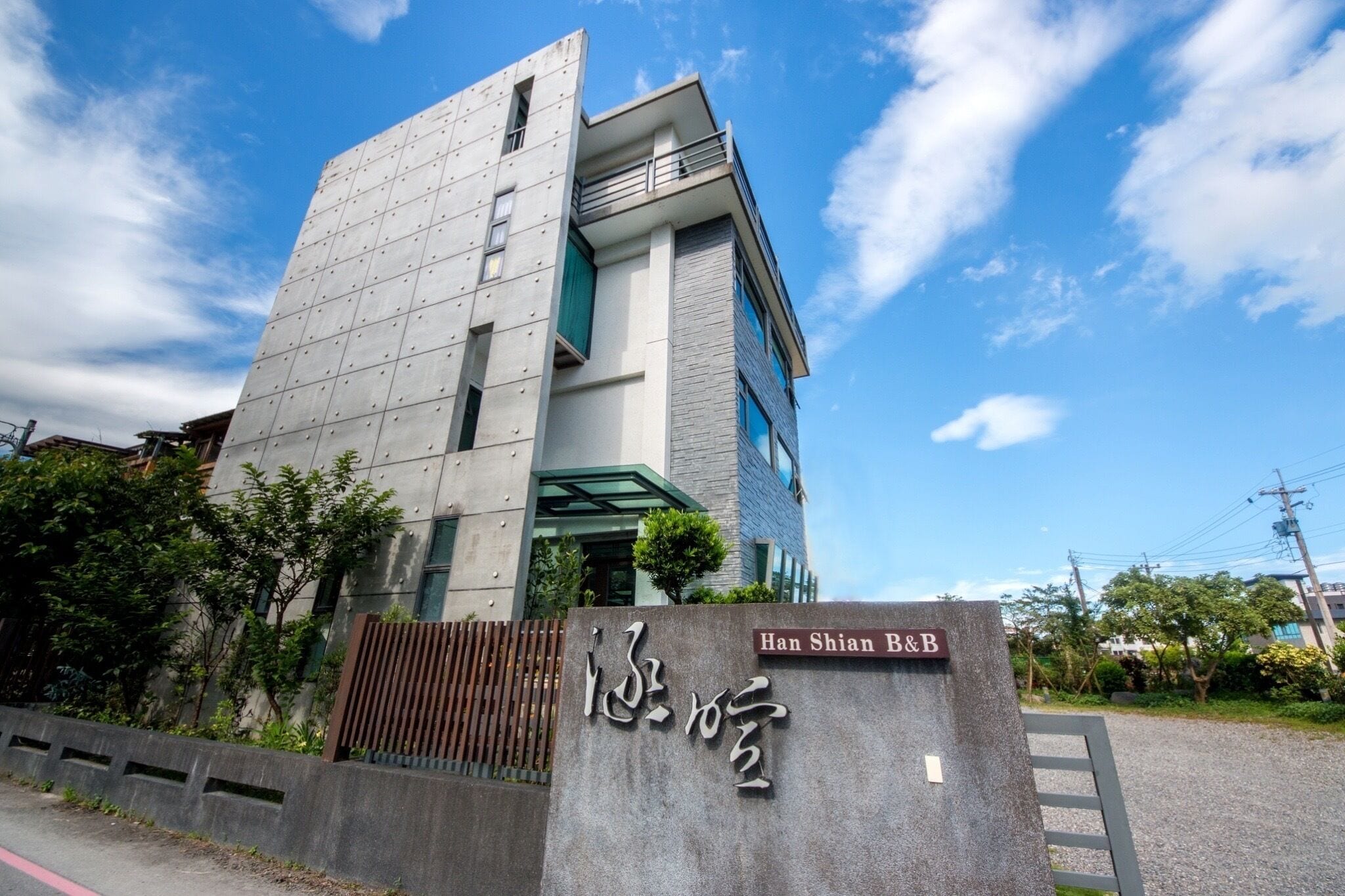 Un edificio moderno con un letrero que dice "Han Shian B&B".