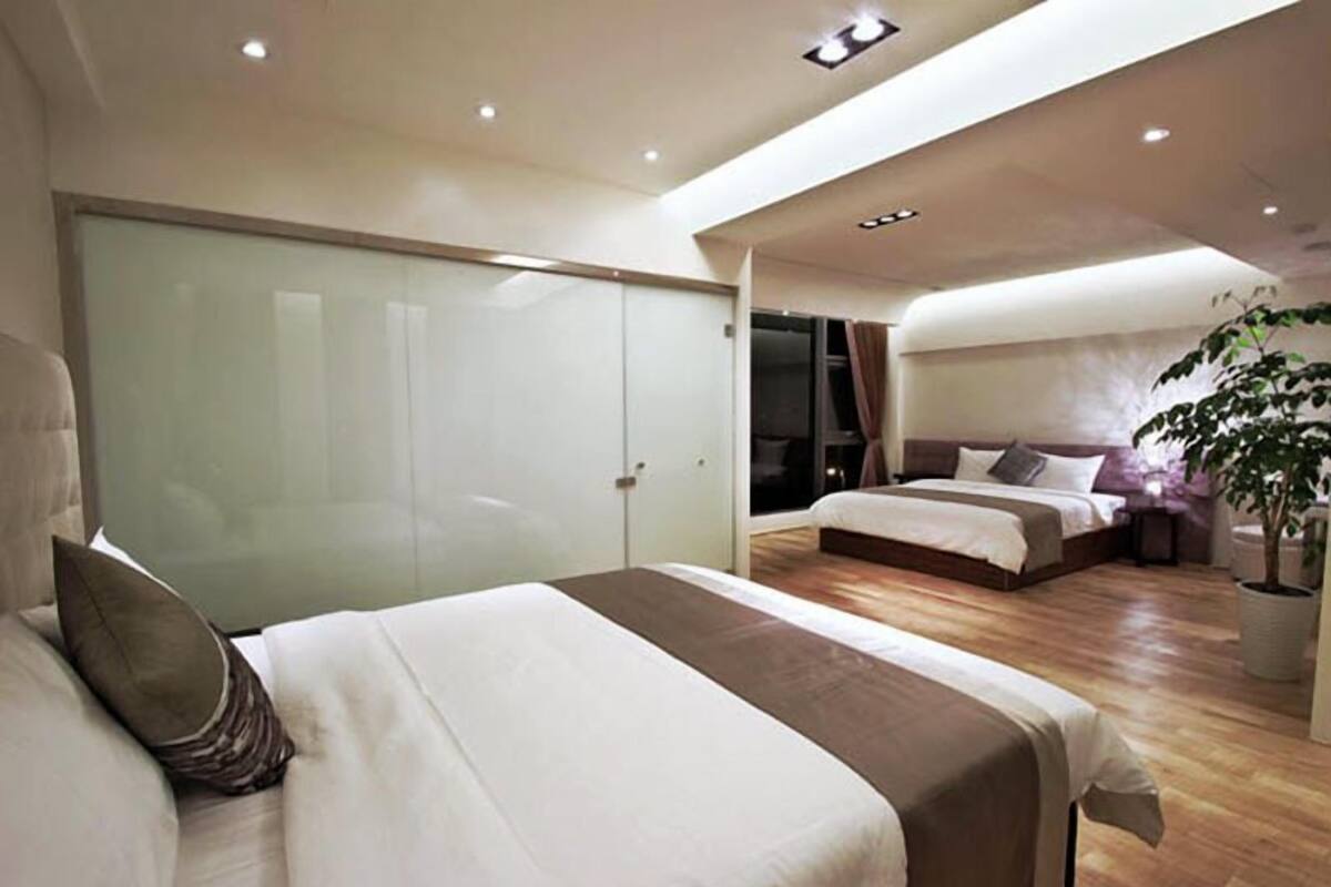 Escritorio, cortinas blackout, wifi gratis y ropa de cama 