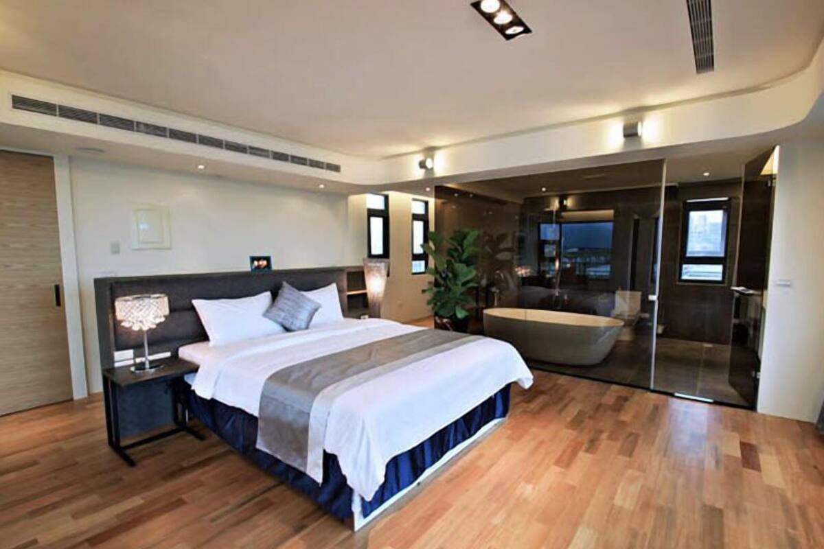 Escritorio, cortinas blackout, wifi gratis y ropa de cama 