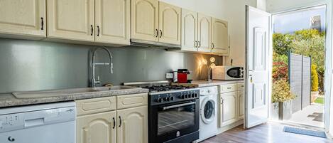 Een koelkast, een microgolfoven, een oven, een kookplaat