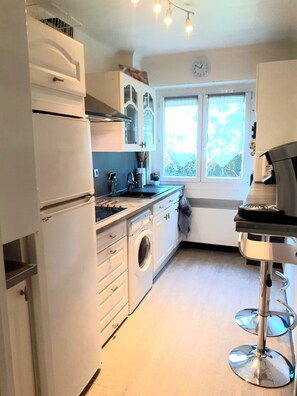 Køleskab, mikrobølgeovn, ovn, kogeplade