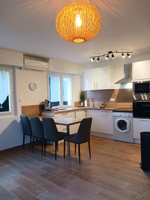 Fridge, microwave, oven, stovetop - F2 ON THE GROUND FLOOR 150m from the beaches and shops / 5pers / 48m2 (Cagnes-Sur-Mer)