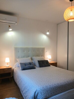 1 habitación, tabla de planchar con plancha y cuna de viaje 