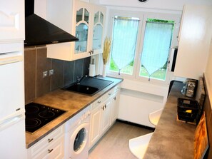 Køleskab, mikrobølgeovn, ovn, kogeplade