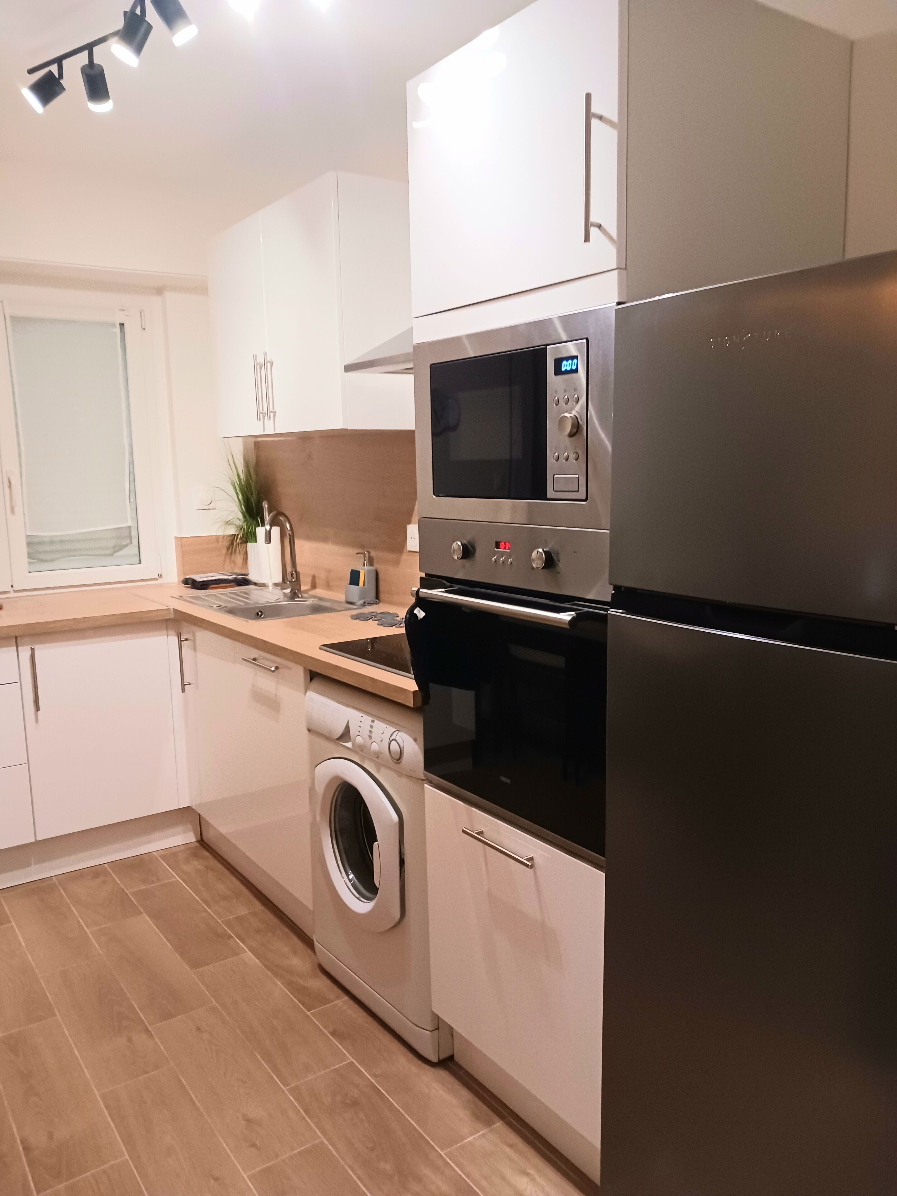 Frigorifero, microonde, forno, piano cottura