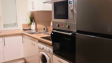 Frigorifero, microonde, forno, piano cottura