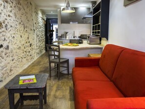 TV - CHARMING STUDIO - HEART OLD TOWN OF ANTIBES NEAR THE SEA AND OUT (Antibes)