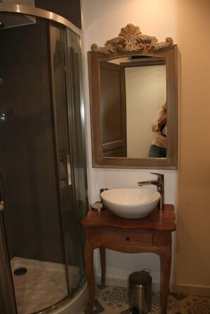 Shower, hair dryer, towels - CHARMING STUDIO - HEART OLD TOWN OF ANTIBES NEAR THE SEA AND OUT (Antibes)