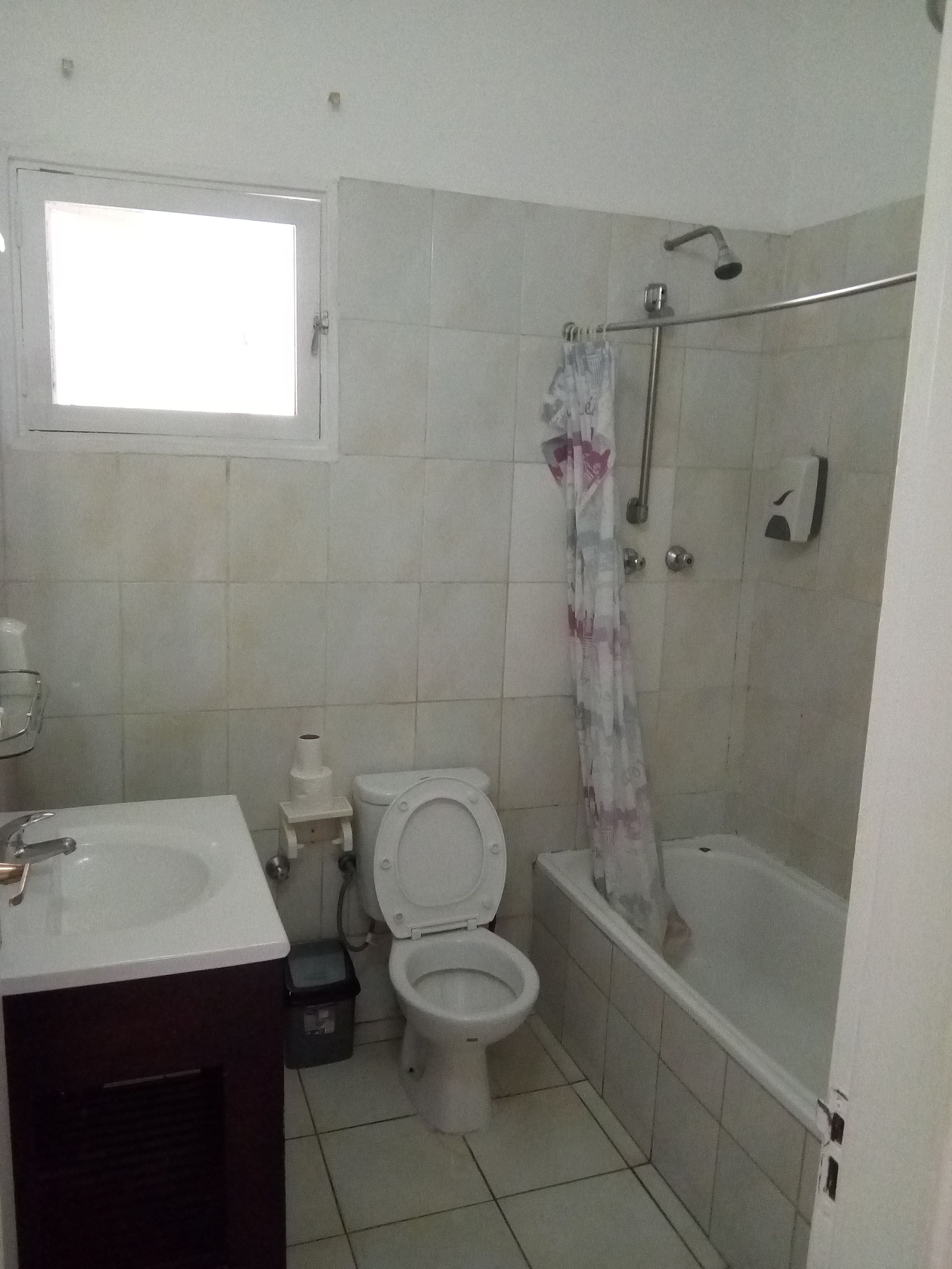 rainfall showerhead, free toiletries, towels, soap