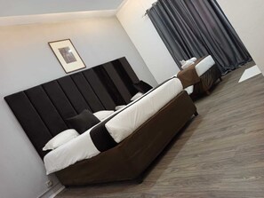 Standard Twin Room | Desk, iron/ironing board, rollaway beds, free WiFi - Pensao Martins (Maputo)