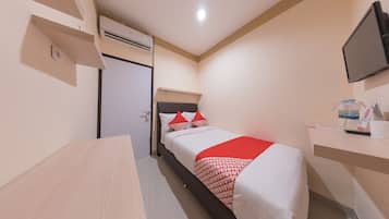 Escritorio, wifi gratis y ropa de cama