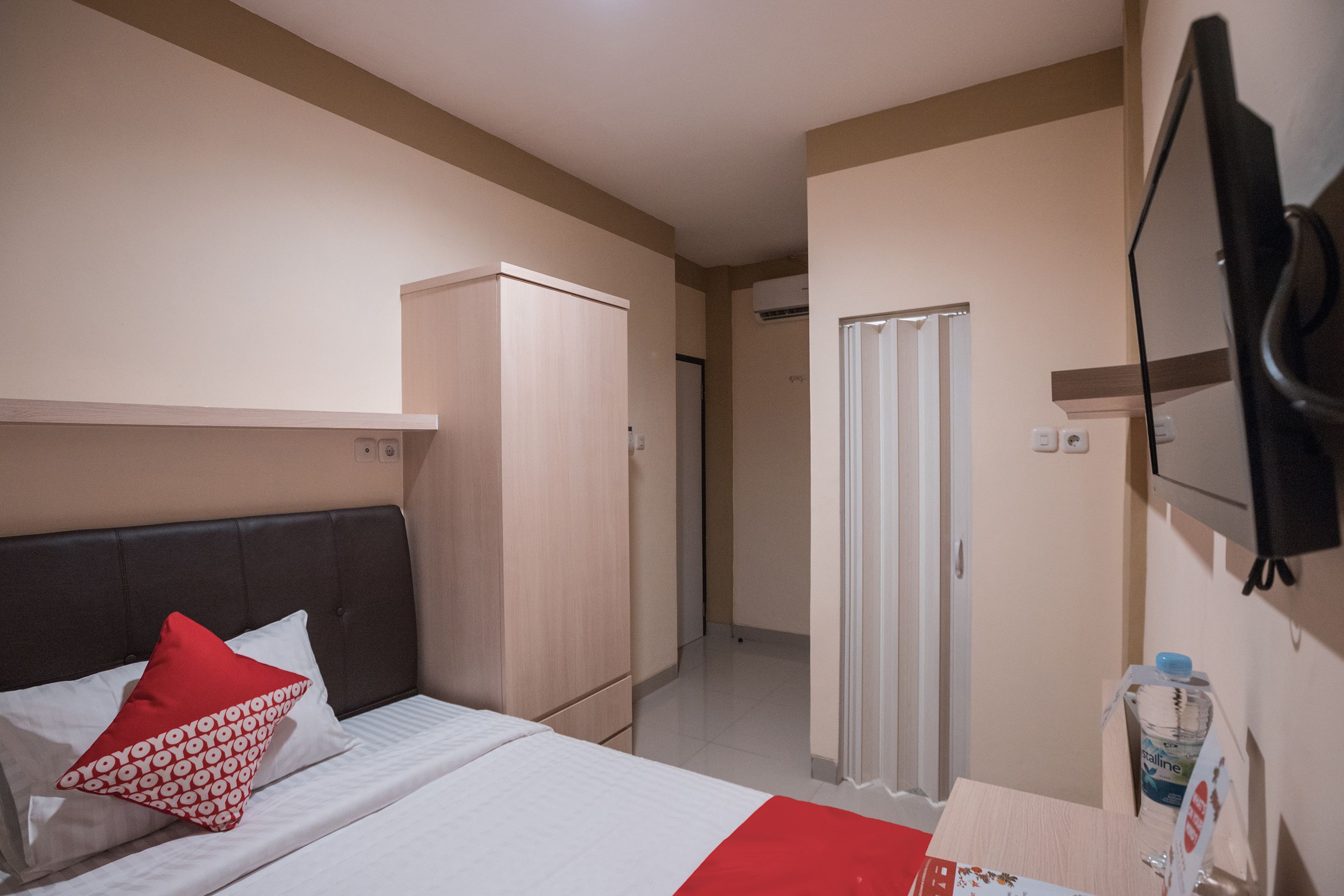 Escritorio, wifi gratis y ropa de cama 