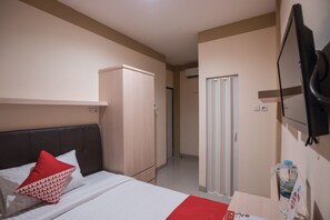 Escritorio, wifi gratis y ropa de cama