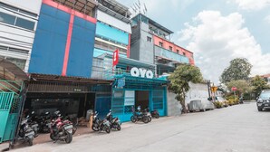 A building with a blue storefront and the sign "OYA" on the facade. - Hotel O Balcon Biru (Jakarta)