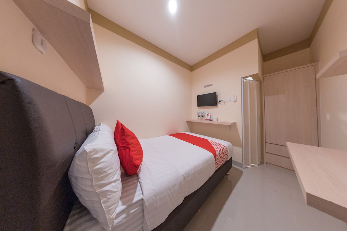 Desk, WiFi (free), bed sheets