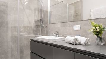 Doccia, asciugacapelli, bidet, asciugamani