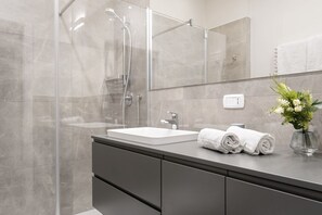 Douche, sèche-cheveux, bidet, serviettes fournies