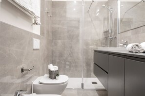Douche, sèche-cheveux, bidet, serviettes fournies