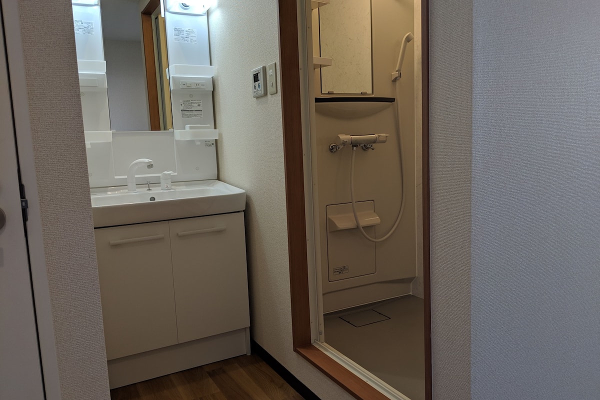 shower, rainfall showerhead, free toiletries, hair dryer