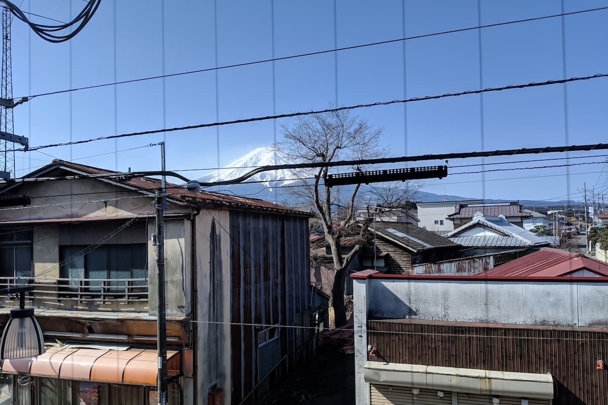 遮光窗帘、免费 WiFi、床单