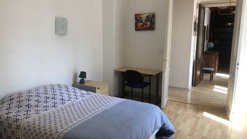 2 slaapkamers, een bureau, reisbedje, wifi