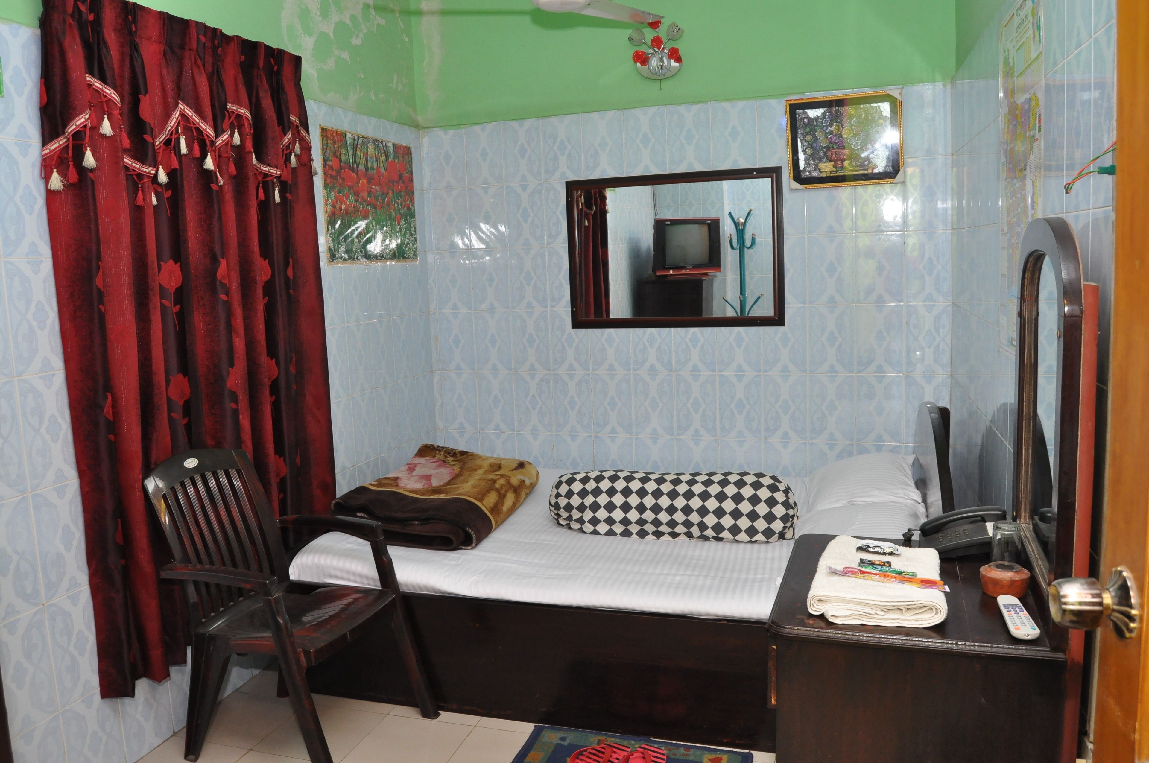 standard double room, 1 queen bed, city view | hypo-allergenic bedding, down duvets, memory-foam beds, desk