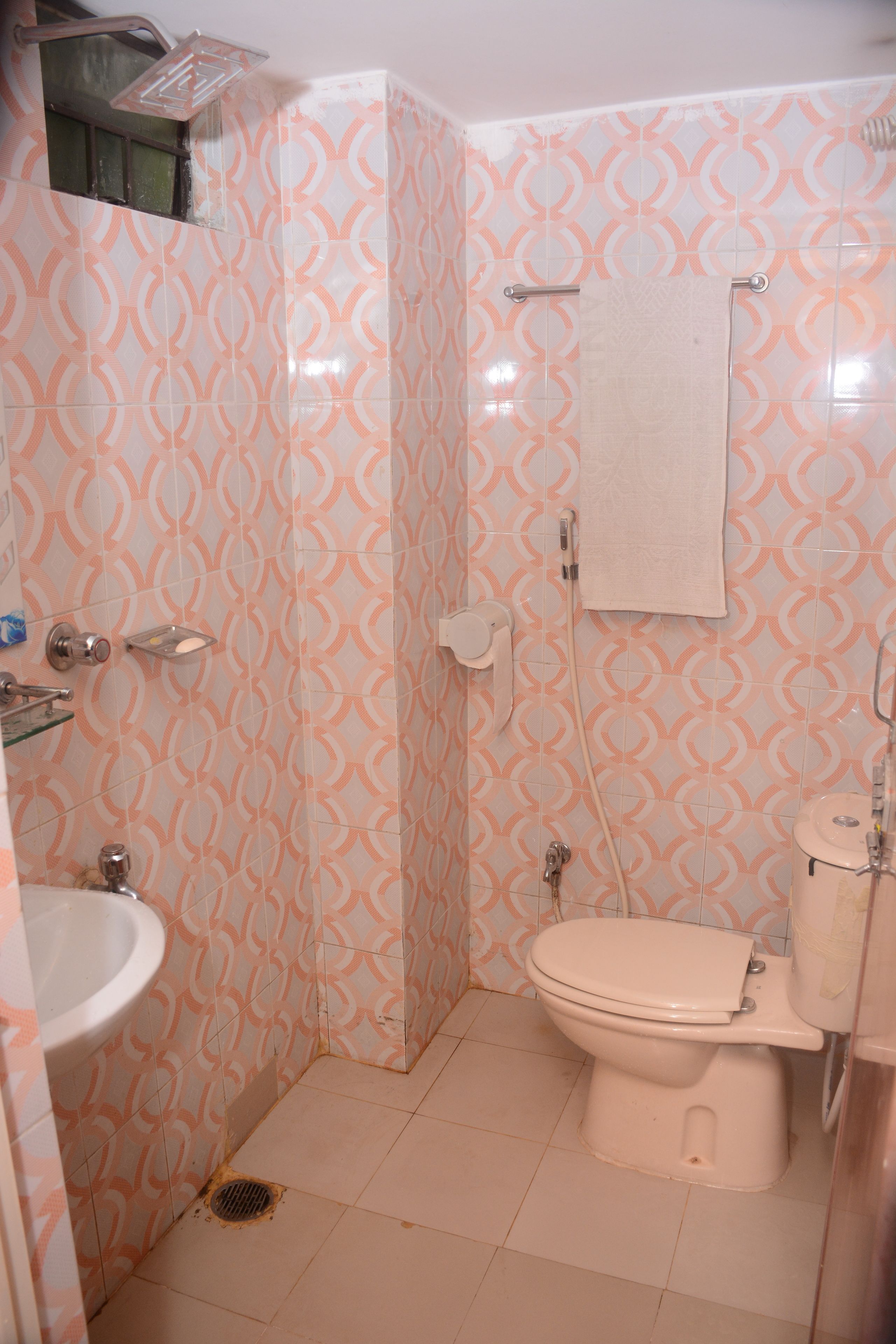 shower, rainfall showerhead, free toiletries, slippers