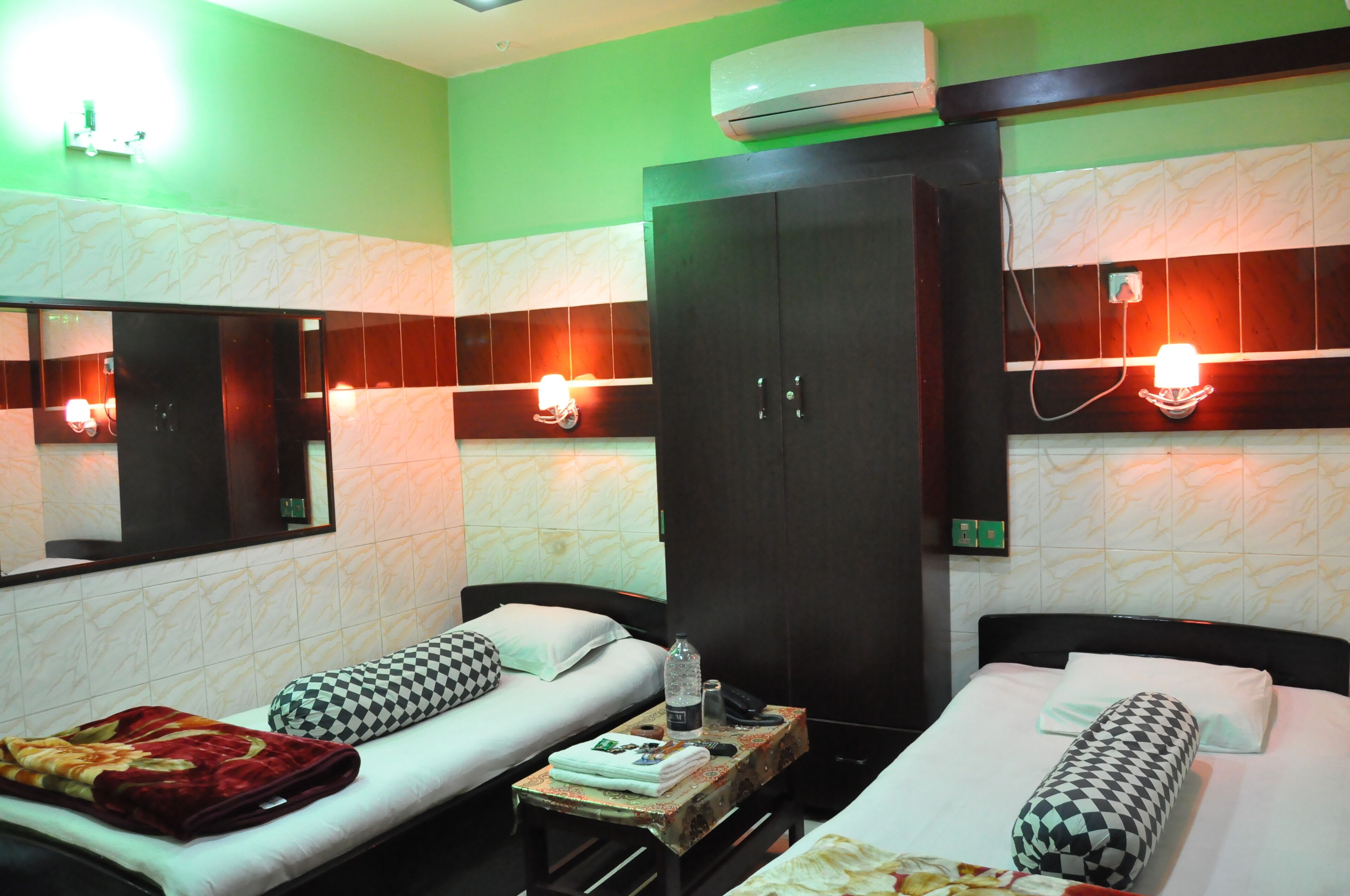 standard twin room | hypo-allergenic bedding, down duvets, memory-foam beds, desk