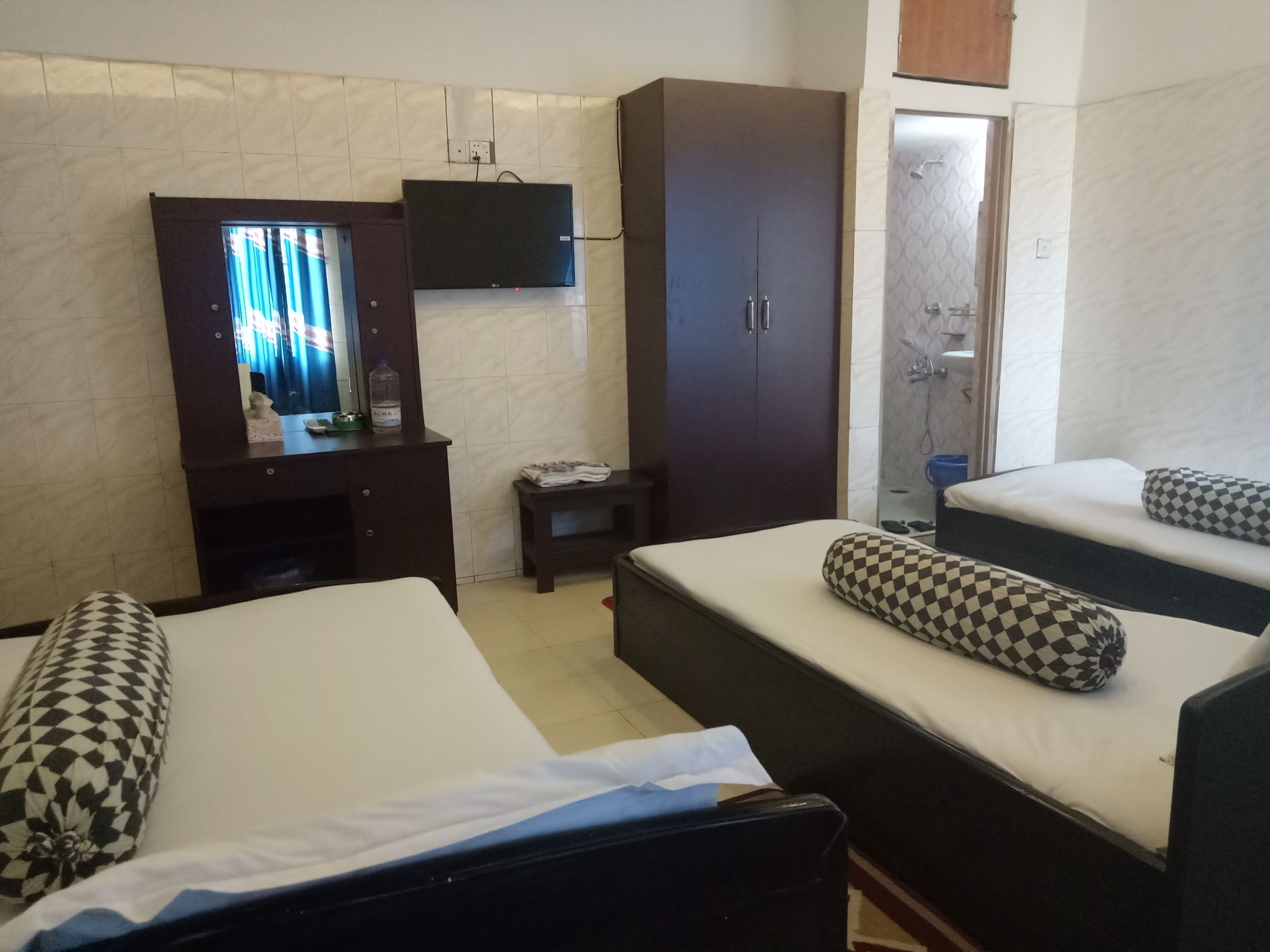 family room | hypo-allergenic bedding, down duvets, memory-foam beds, desk