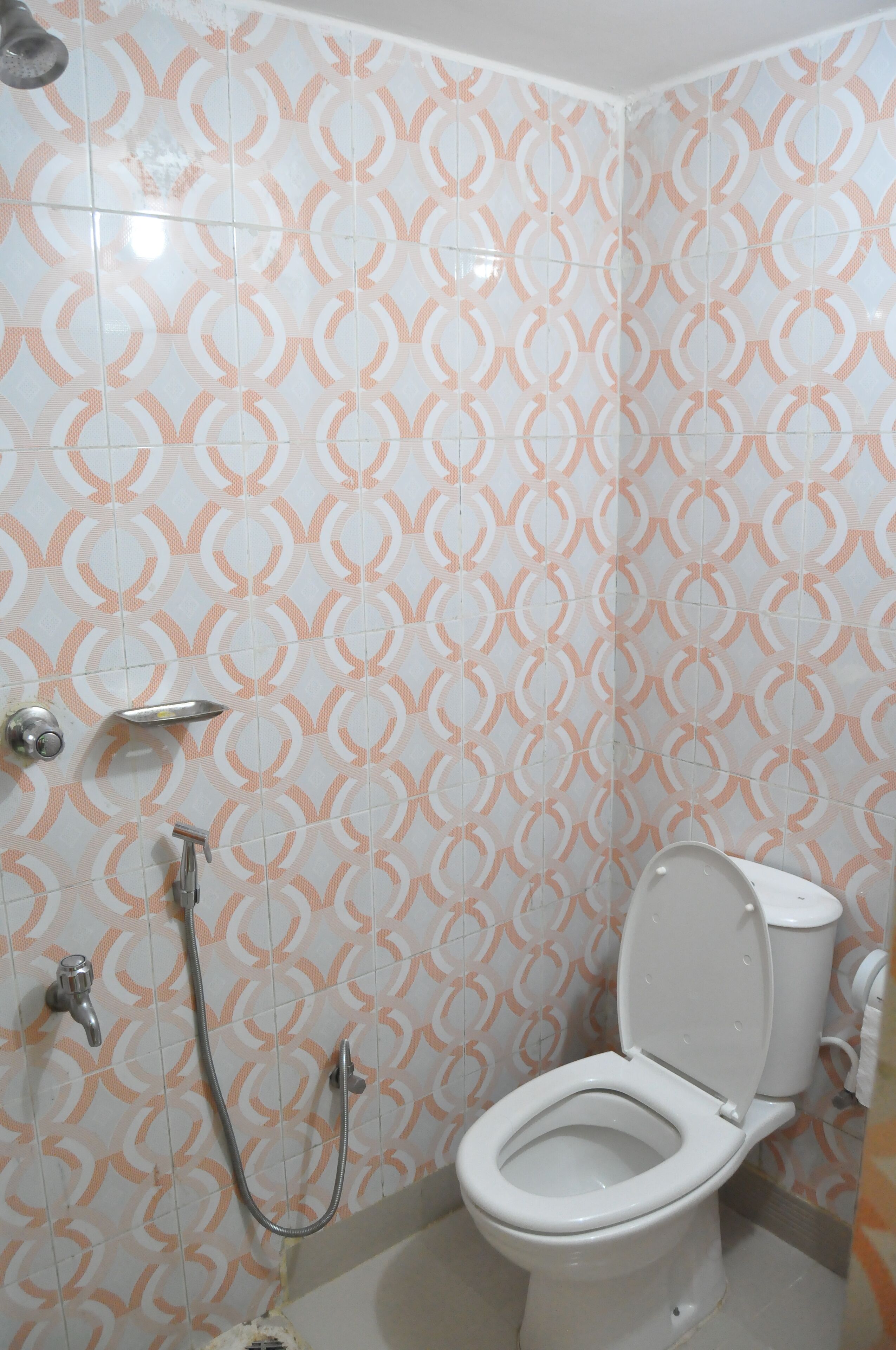 shower, rainfall showerhead, free toiletries, slippers