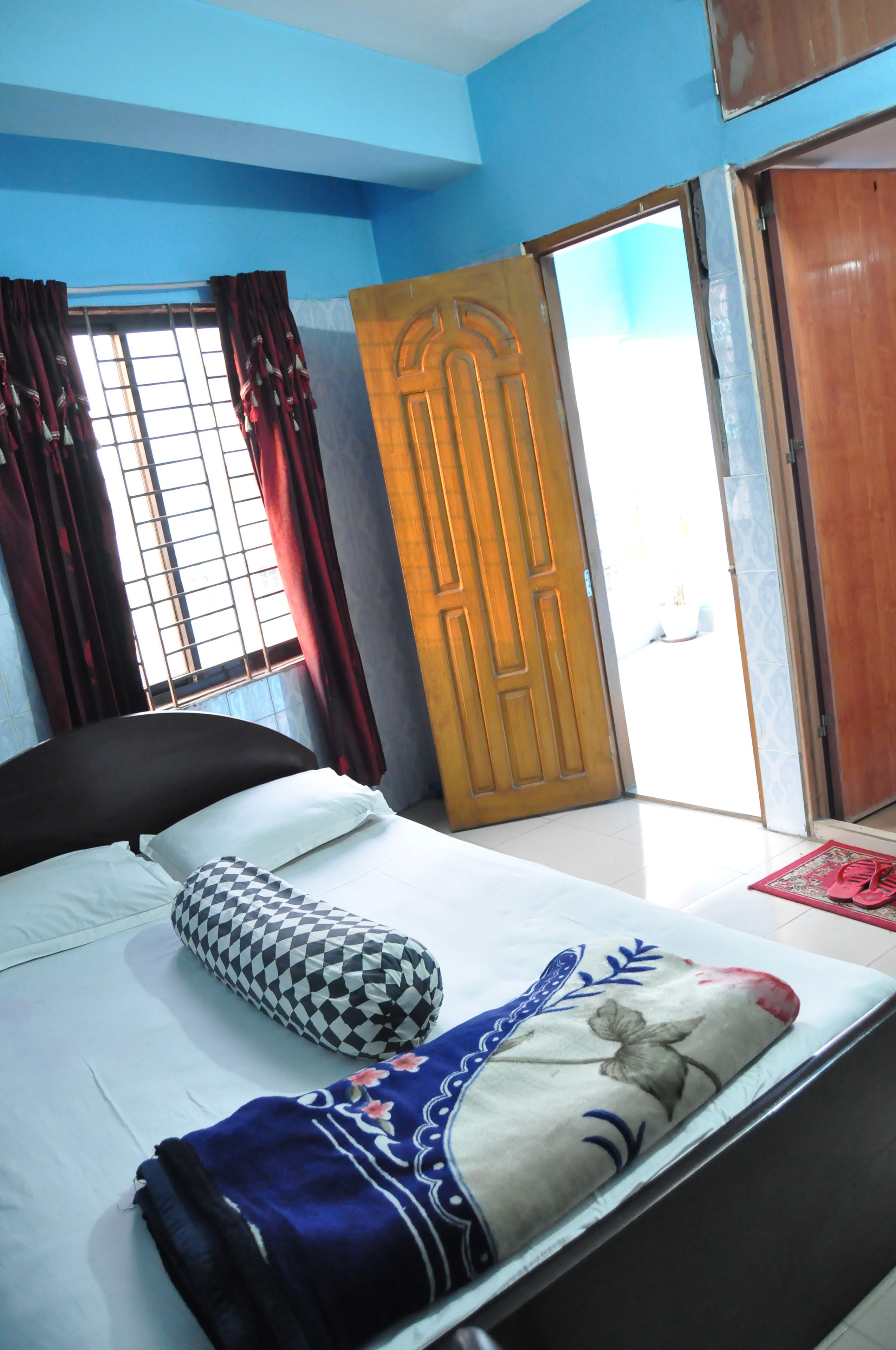 economy single room, 1 single bed, city view | hypo-allergenic bedding, down duvets, memory-foam beds, desk