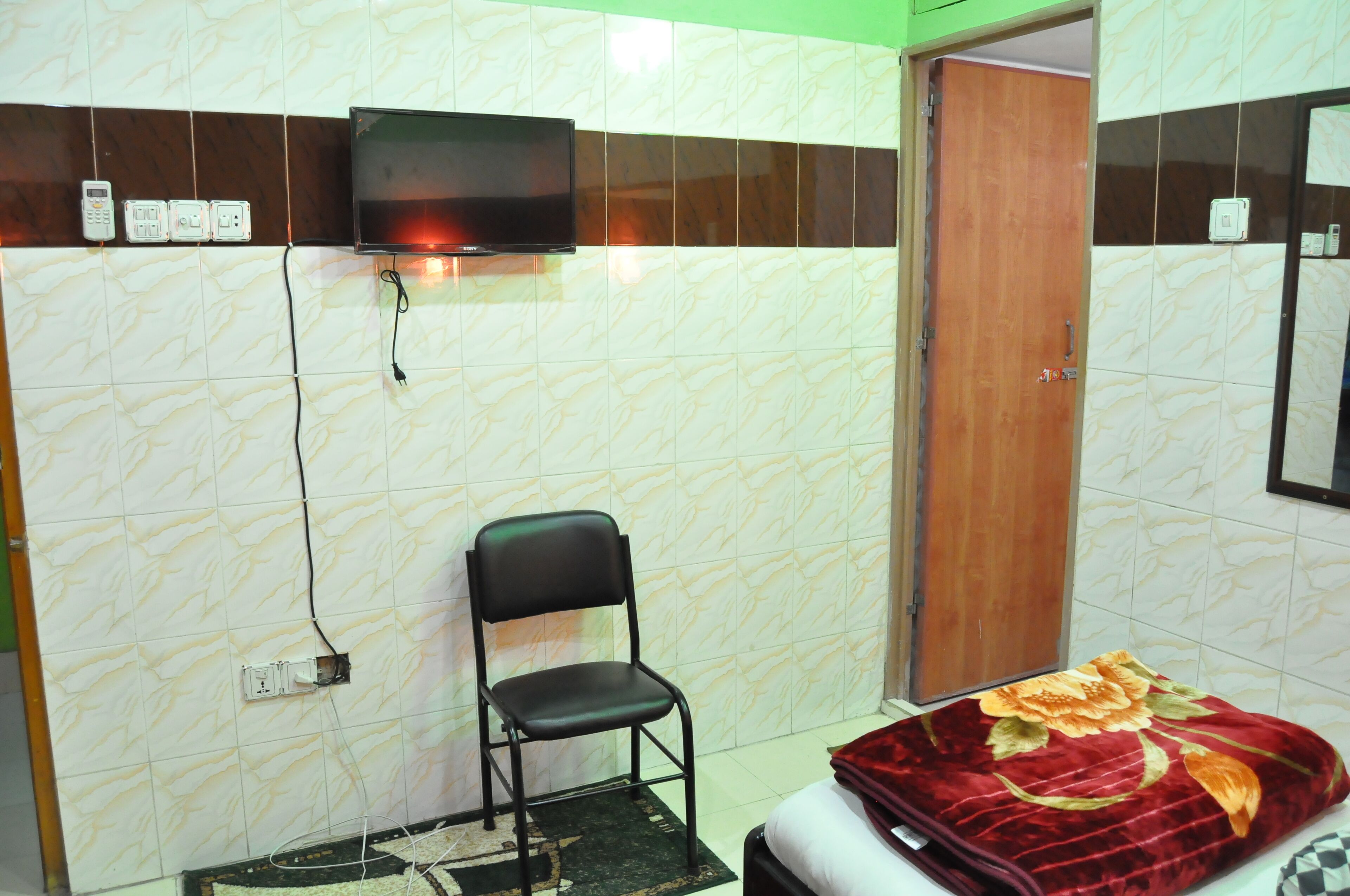 hypo-allergenic bedding, down duvets, memory-foam beds, desk