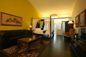 Bureau, rideaux occultants, chambres insonorisées