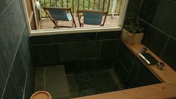 Design-Doppelzimmer | Badezimmer | Duschwanne, Komfortbadewanne, Regendusche, Hausschuhe