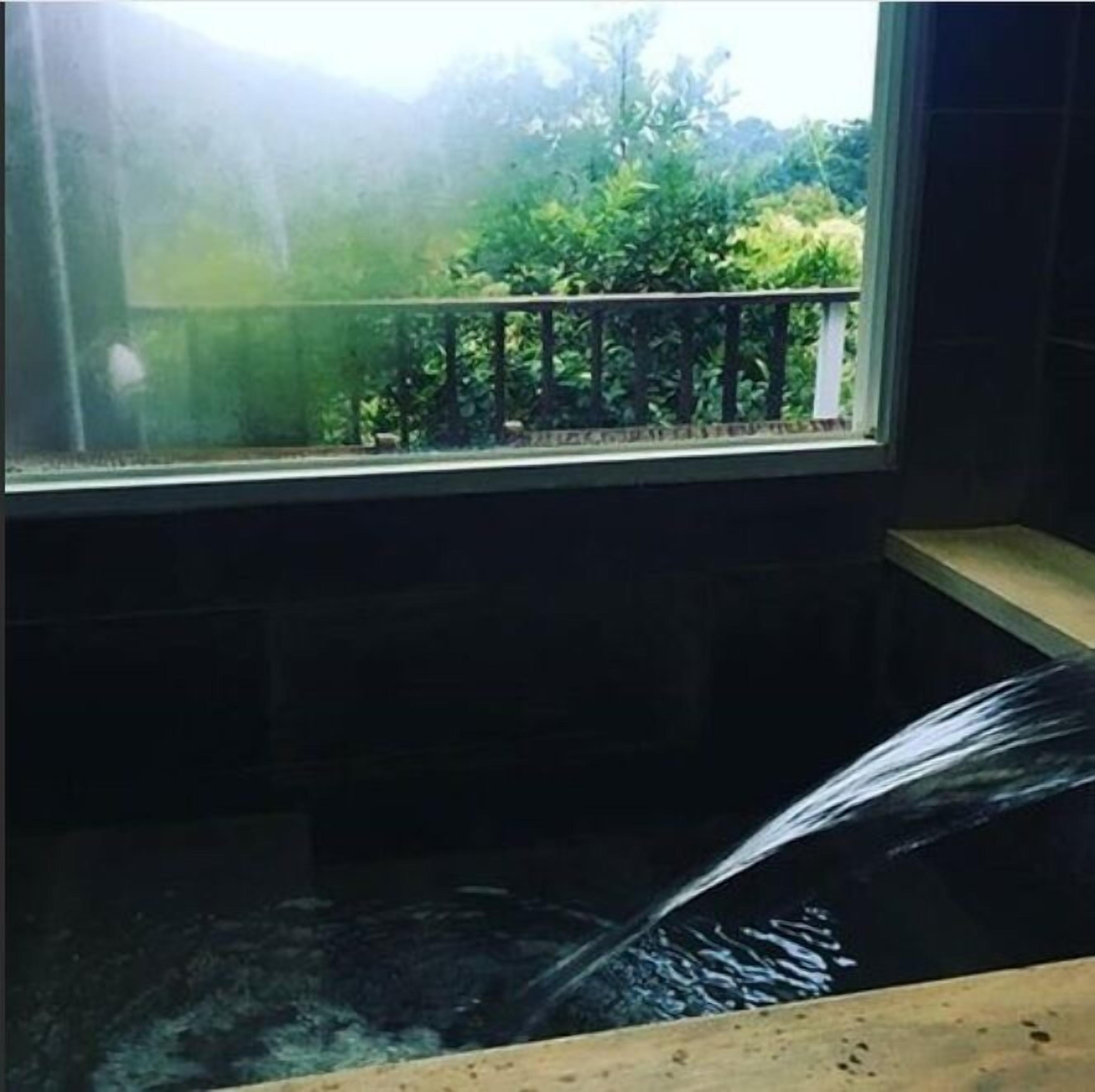 Deep-soaking bathtub