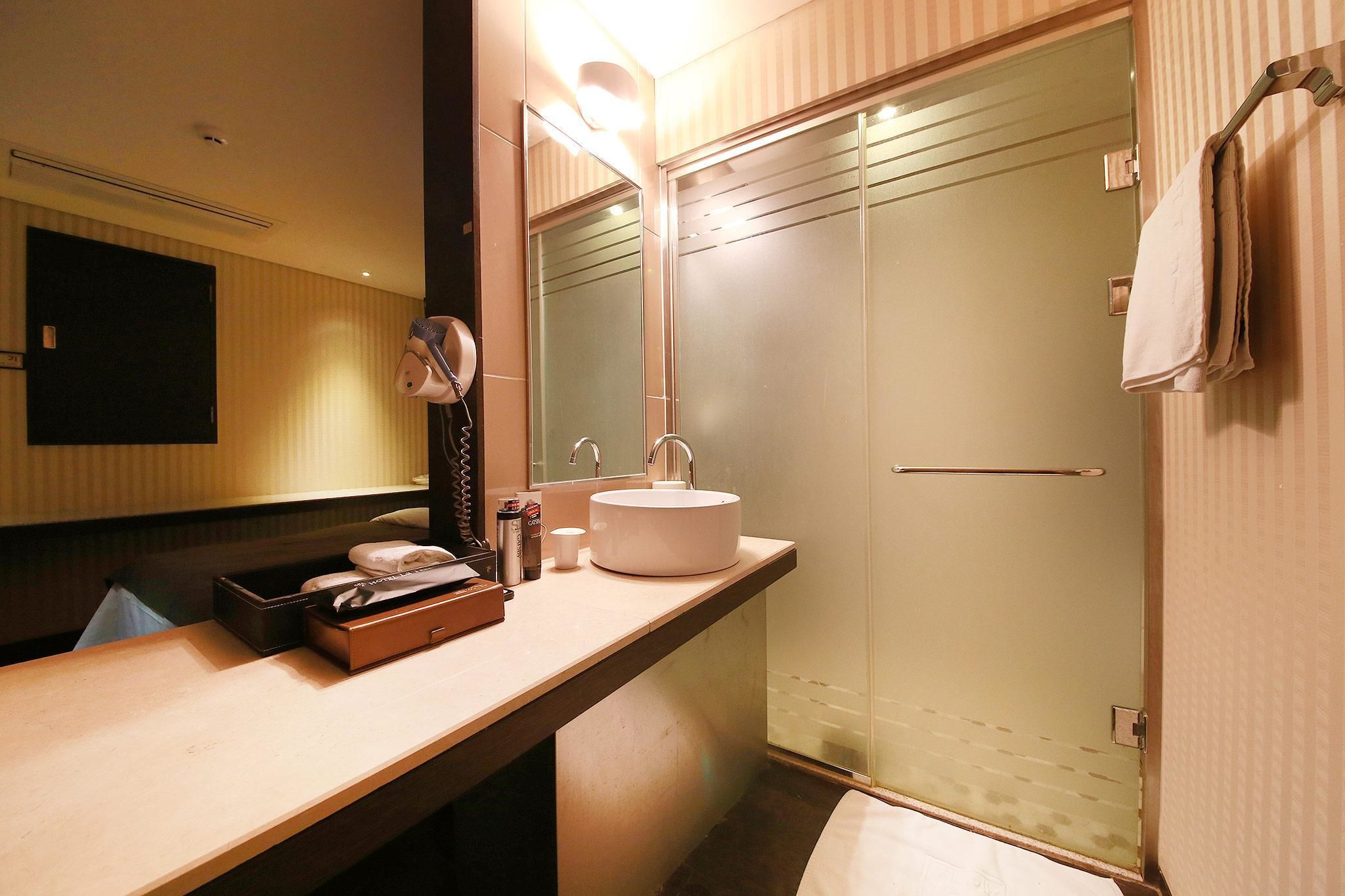 스탠다드 더블룸 | 욕실 | 무료 세면용품, 헤어드라이어, 슬리퍼, 타월