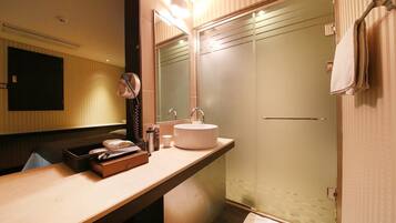 Habitación estándar doble | Baño | Artículos de higiene personal gratuitos, secador de pelo y zapatillas