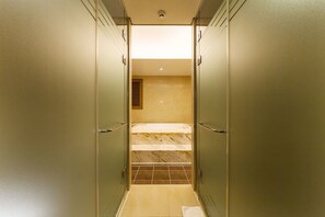 Royal suite | Badkamer | Gratis toiletartikelen, een haardroger, pantoffels, handdoeken