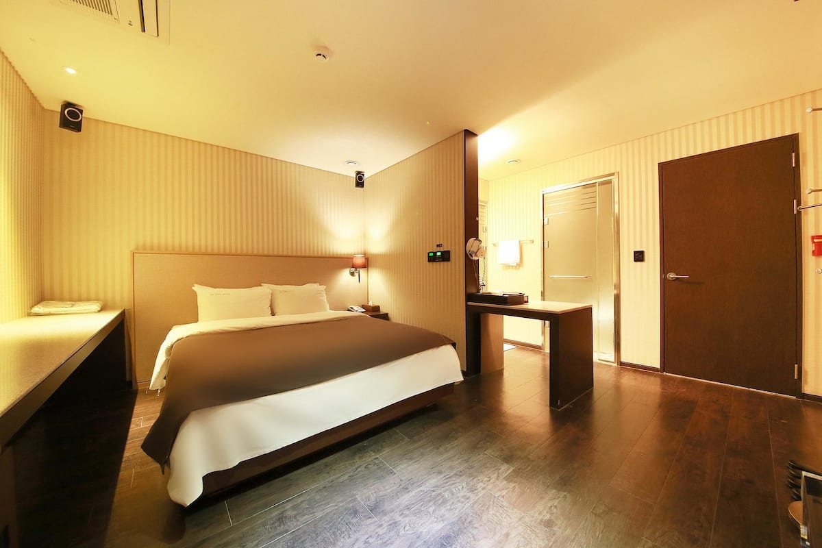 Soundproofing, free WiFi, bed sheets