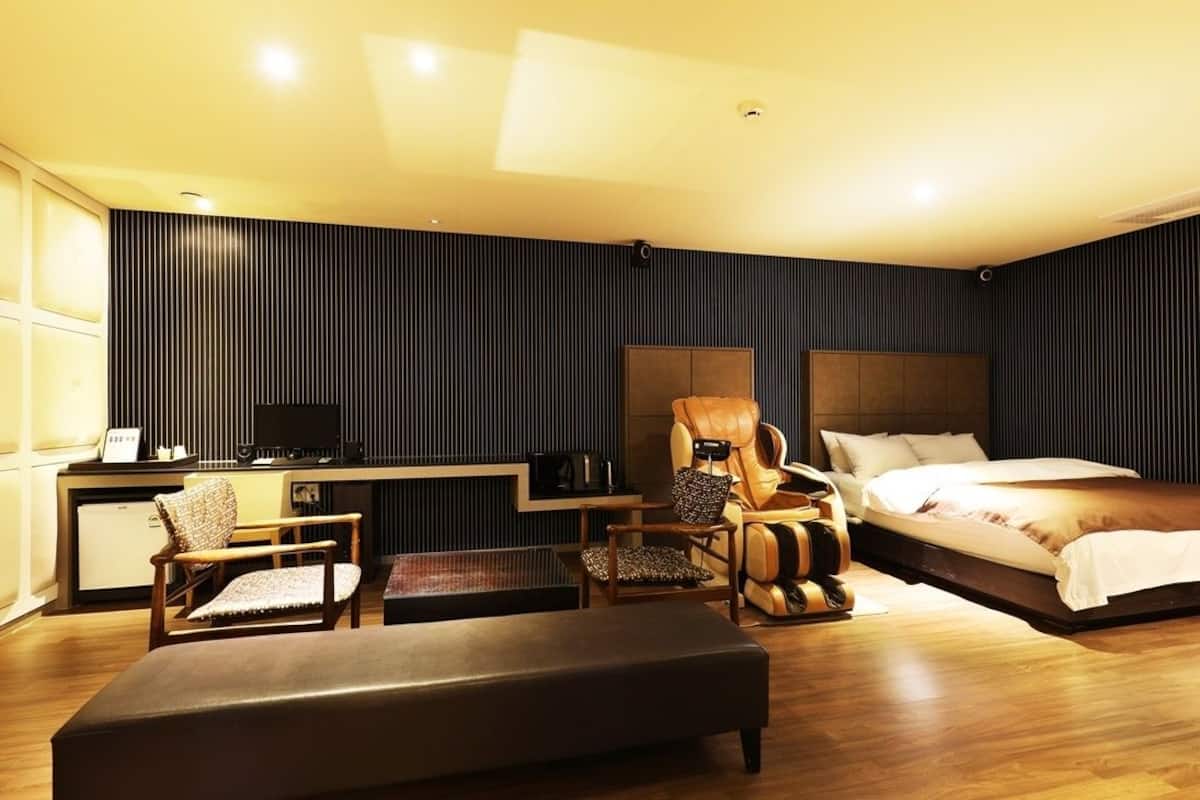 Suite | Schallisolierte Zimmer, kostenloses WLAN, Bettwäsche, Rollstuhlgeeignet