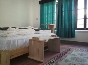 Deluxe Double Room, 1 King Bed, Mountain View | Living area | Fireplace