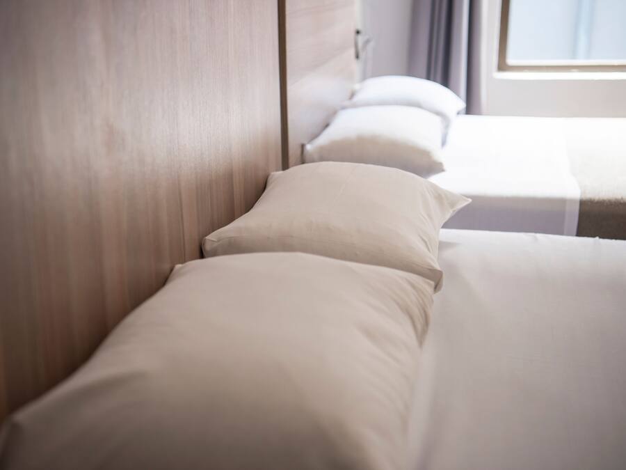 Quarto família | Área de estar | TV de tela plana 30 polegadas com canais via satélite, TV