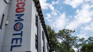 Un edificio con un letrero que dice "ECOMOTEL" en letras grandes.