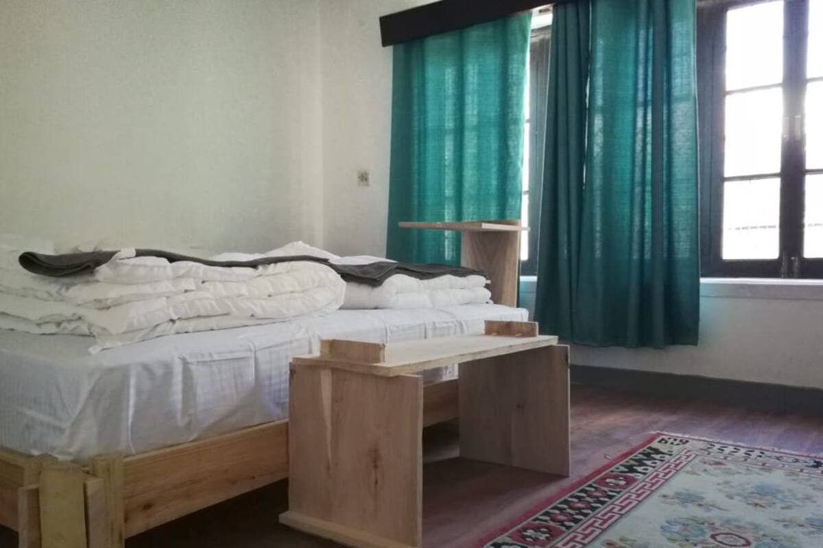 Habitació doble Deluxe, 1 llit de matrimoni gran | Planxa i posts de planxar, llits addicionals i decoració individual 